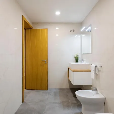 Modern & Flat W/ Garage By Hostwise Apartman